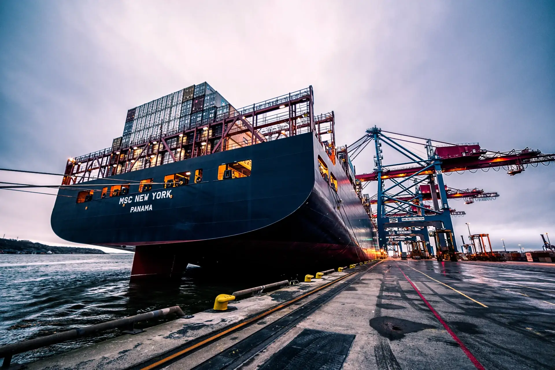 Navio porta-contêineres atracado em terminal portuário