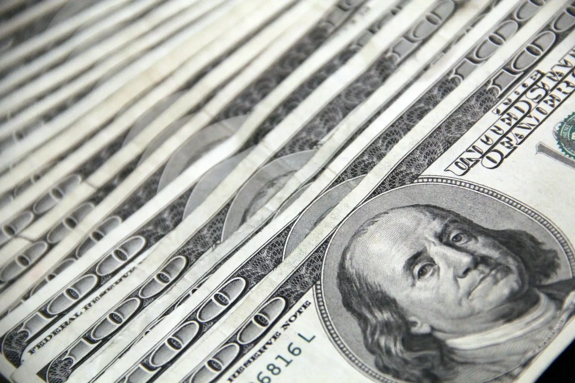 Cédulas de cem dólares americanos dispostas em leque